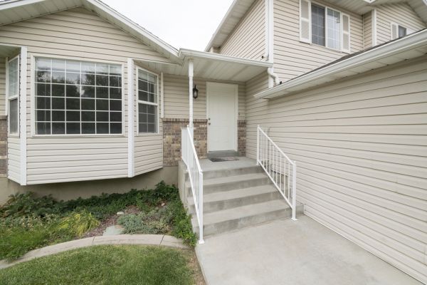 Cost of White Vinyl Siding Replacement in Edmonds